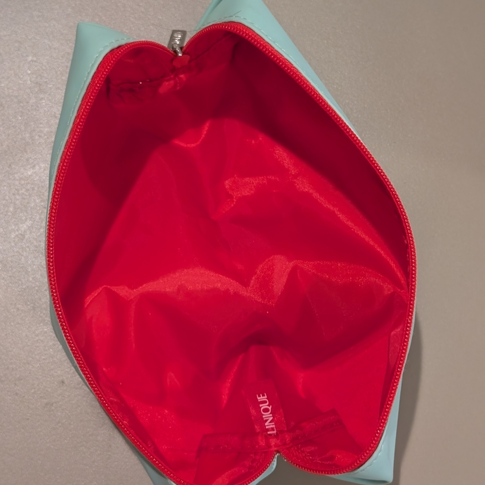 Clinique Mint and Red Accessory - Picture 2 of 3
